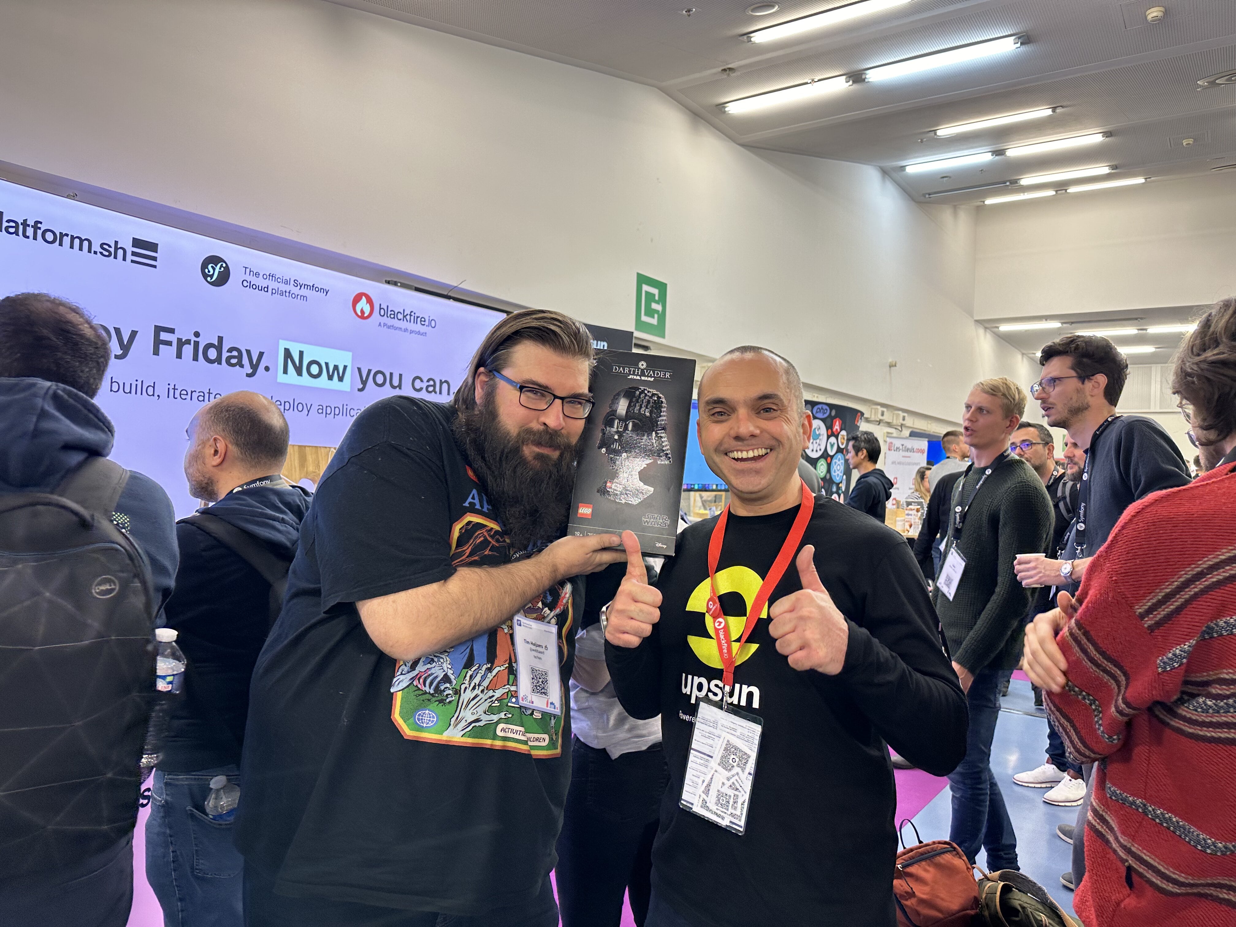 A photo of Tim Huijzers who won a Darth Vader LEGO set in the Platform.sh SymfonyCon booth game with Thomas di Luccio, DevRel Engineer at Platform.sh.